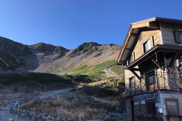 【いつか泊まりたい山小屋＃17 南アルプス・仙丈小屋】絶景とスパイス料理を味わえるカール直下のオアシス